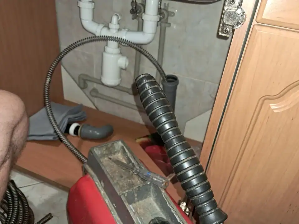 Udrażnianie kanalizacji na Teofilowie – spirala elektryczna pod zlewem przy ul. Inowrocławskiej