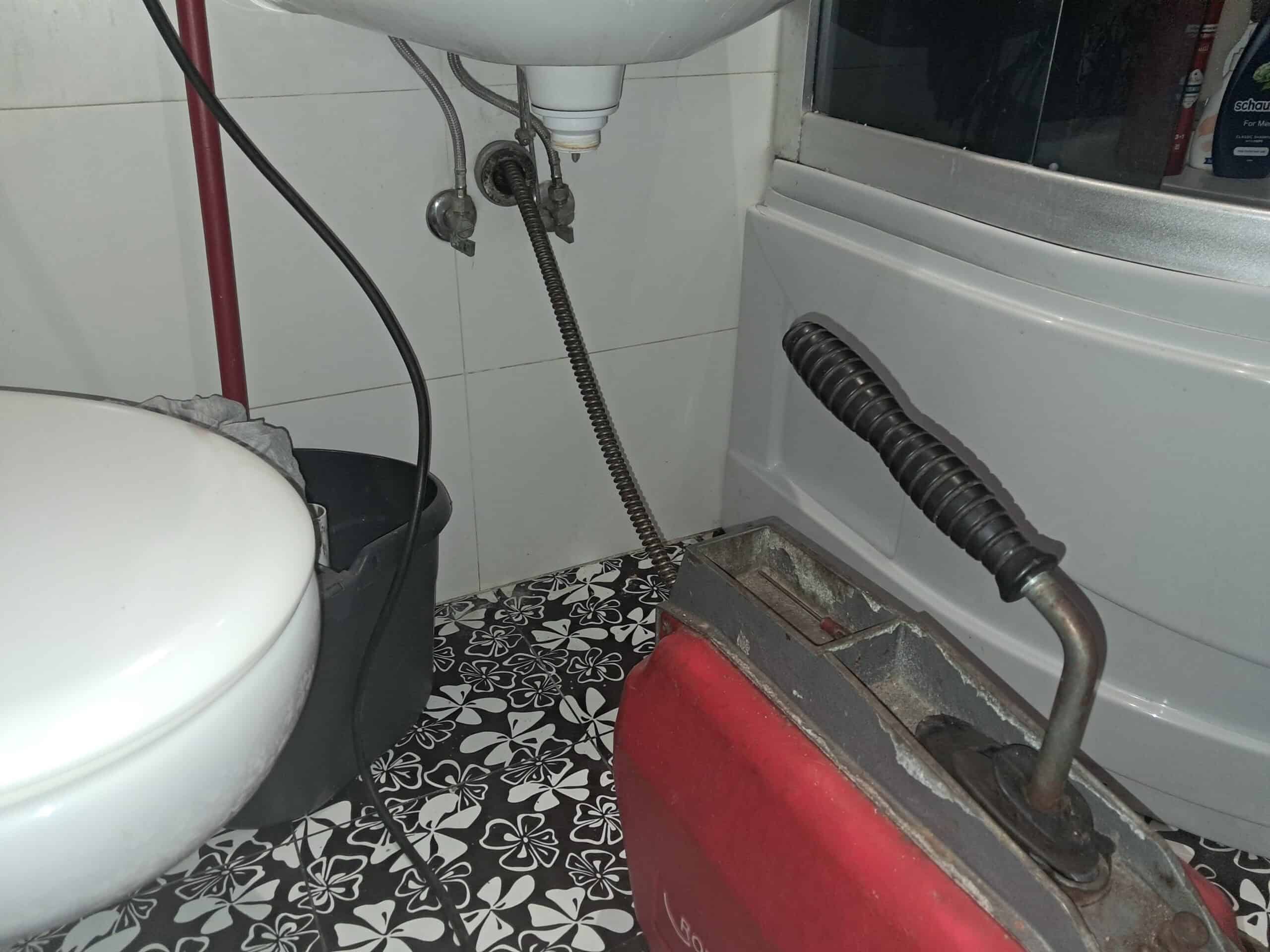 Łódź Górna, ul. Sosnowa 25 – kamienica, zator na podejściu kuchnia/łazienka: woda nie spływa z zlewozmywaka, zmywarki, pralki, brodzika i umywalki; udrożnienie przez przyłącze umywalki, pion żeliwny, podejście PCV