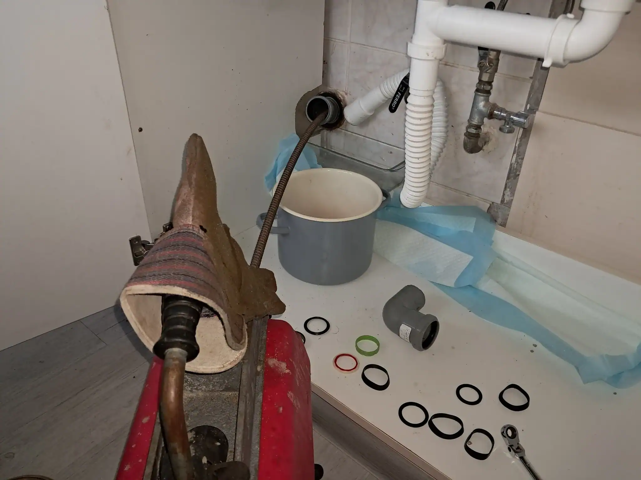 Łódź Teofilów ul. Aleksandrowska – zlew i syfon, brak odpływu; interwencja hydrauliczna w bloku