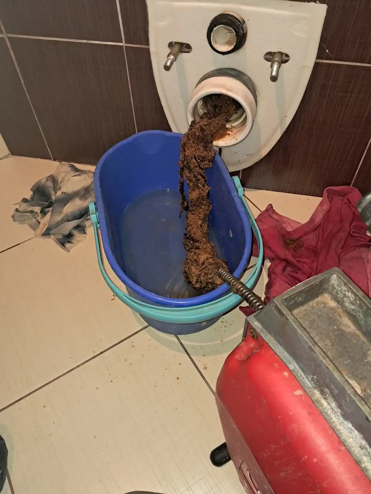 Łódź Górna Wiskitno – zator WC z chusteczek nawilżanych i nitek dentystycznych usunięty spiralą