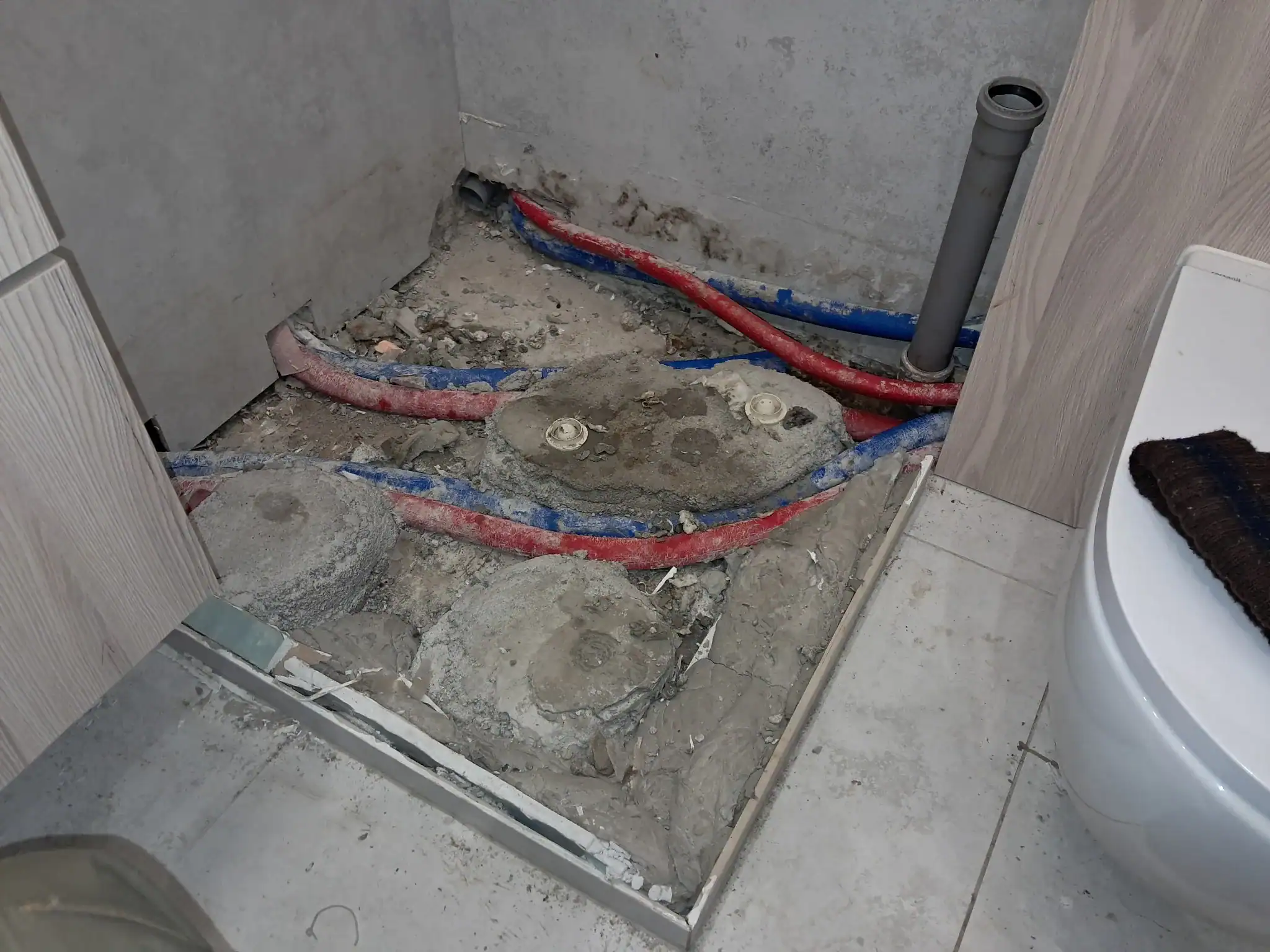 Łódź Dąbrowa, ul. Tatrzańska – przejście PCV traper żeliwo przy brodziku po zatorze kanalizacji