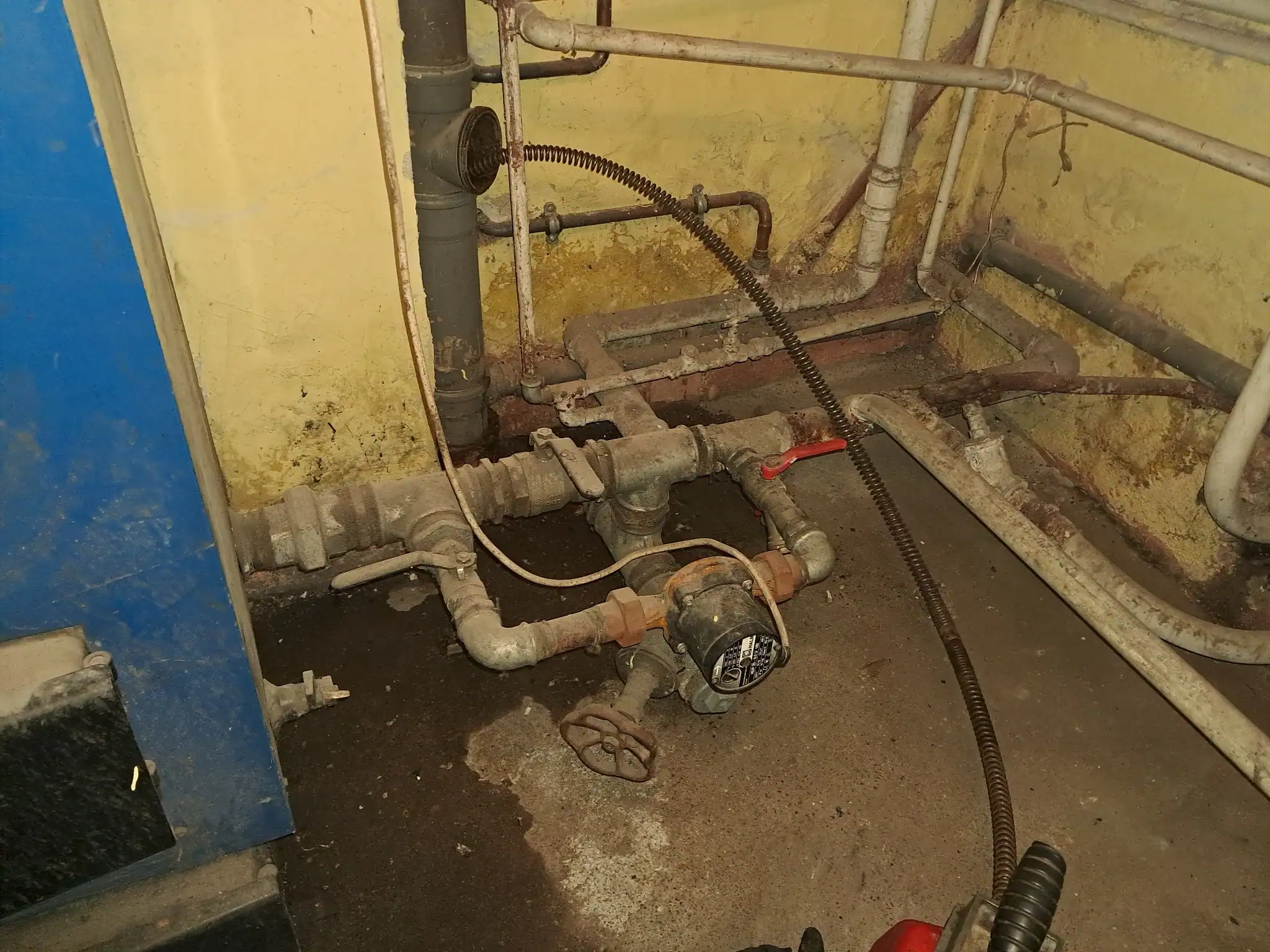 Gospodarz w gminie Rzgów – czyszczenie instalacji kanalizacyjnej spiralą elektryczną 22 mm przez rewizję