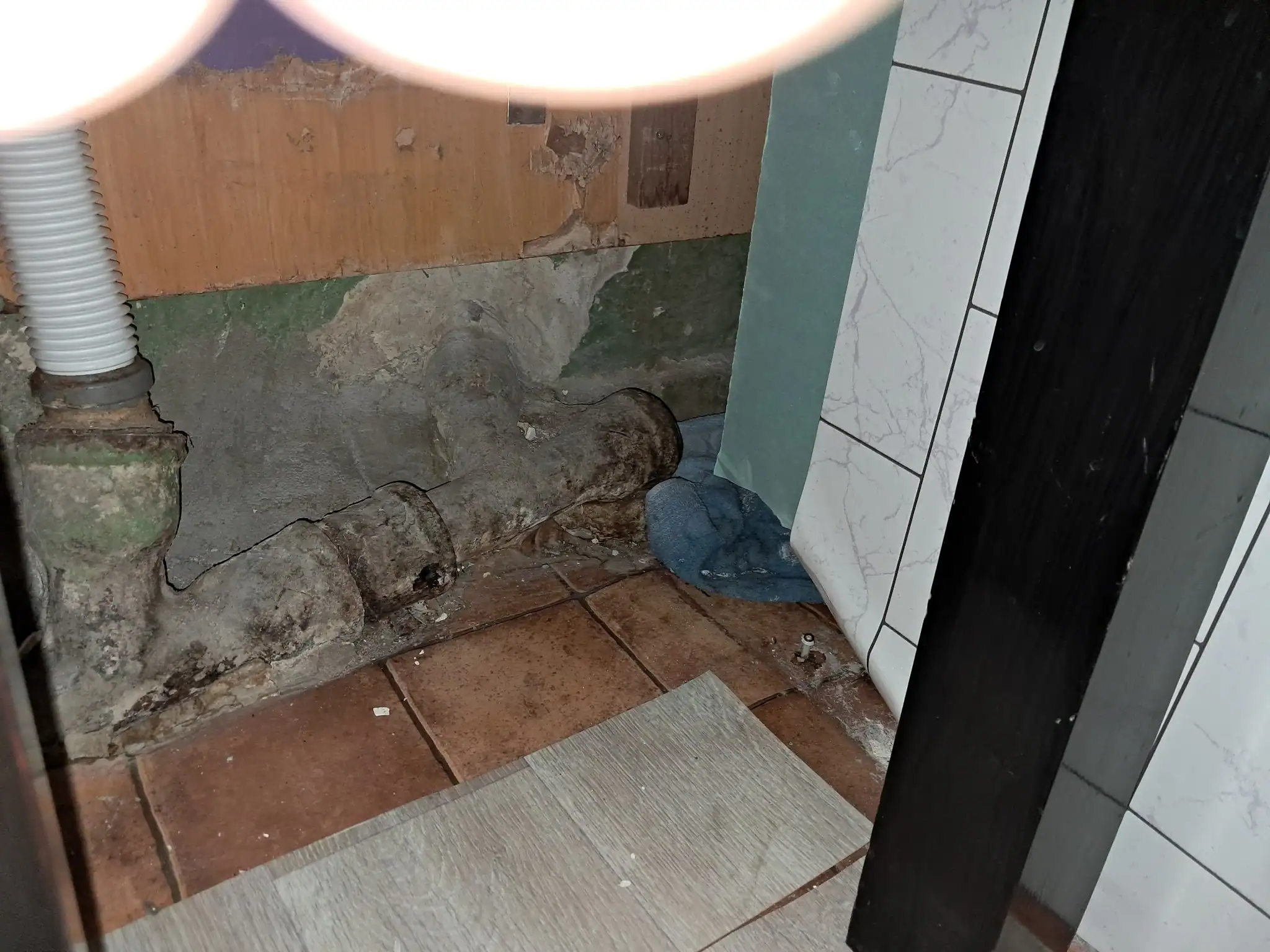 Łódź Teofilów – stan instalacji przed naprawą, wyciek spod wanny