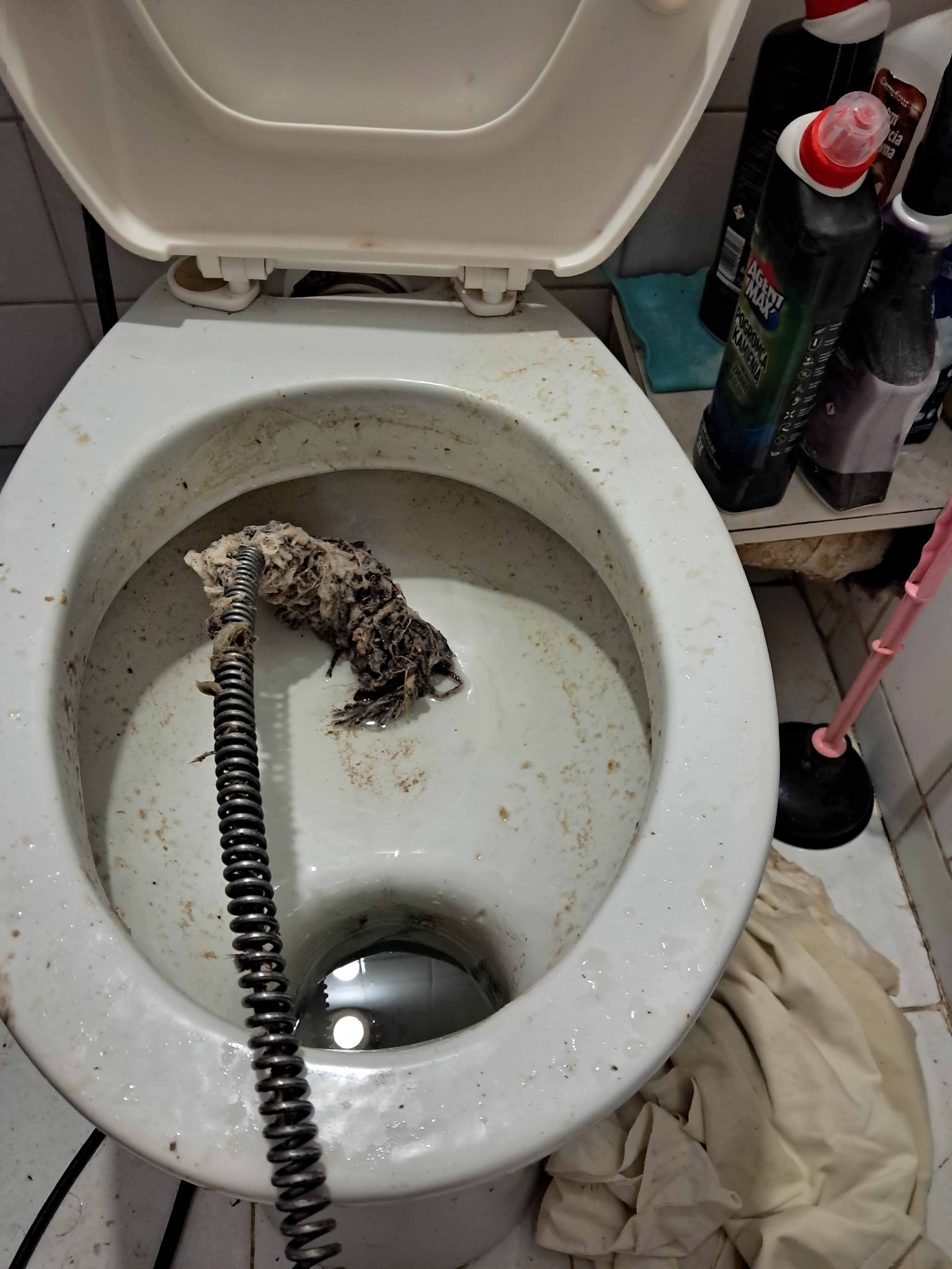 Łódź Teofilów – nitki dentystyczne wyciągnięte spiralą przy udrażnianiu toalety
