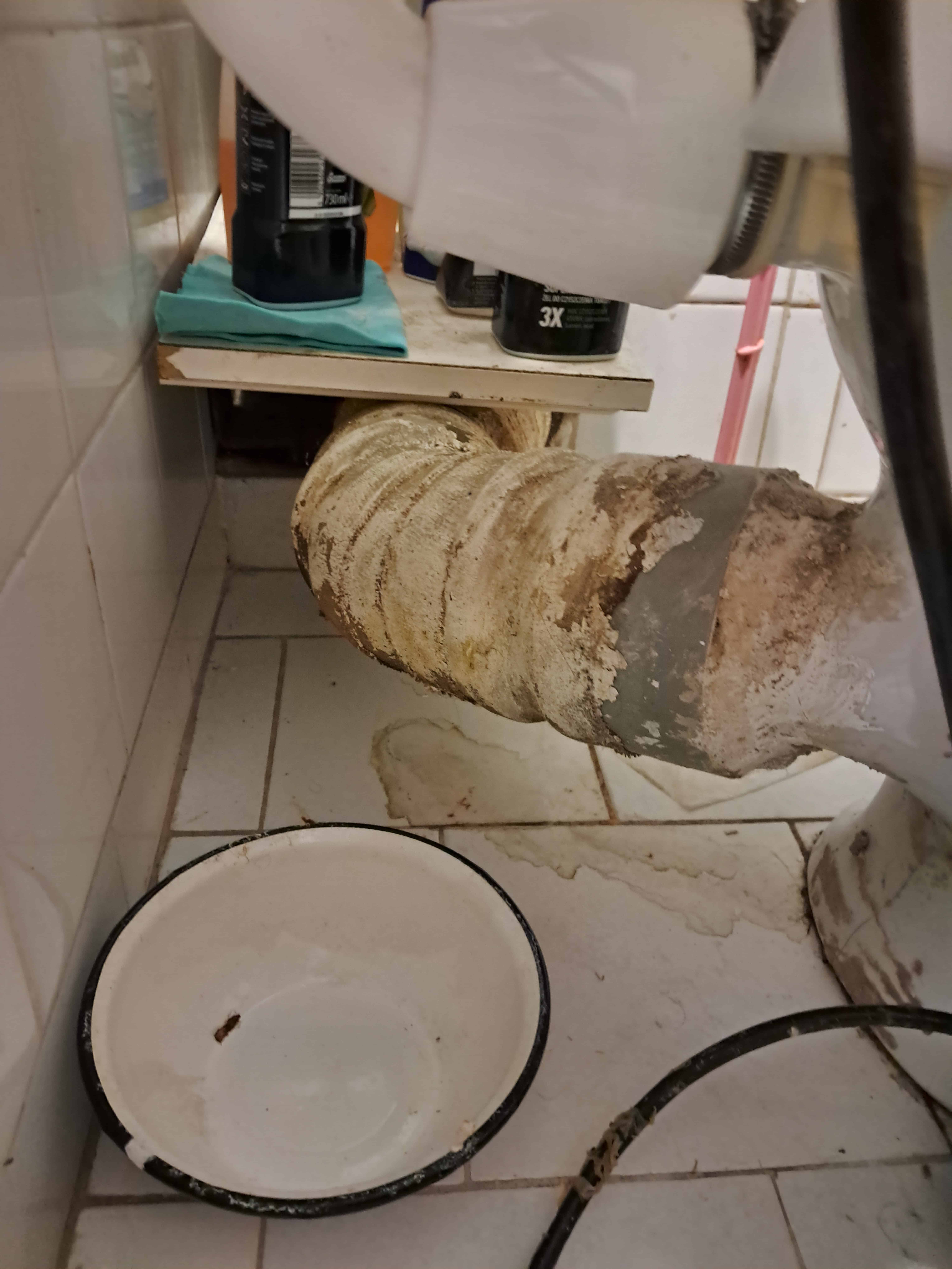 Łódź Teofilów – poklejone przyłącze WC bez realnej możliwości bezpiecznego demontażu