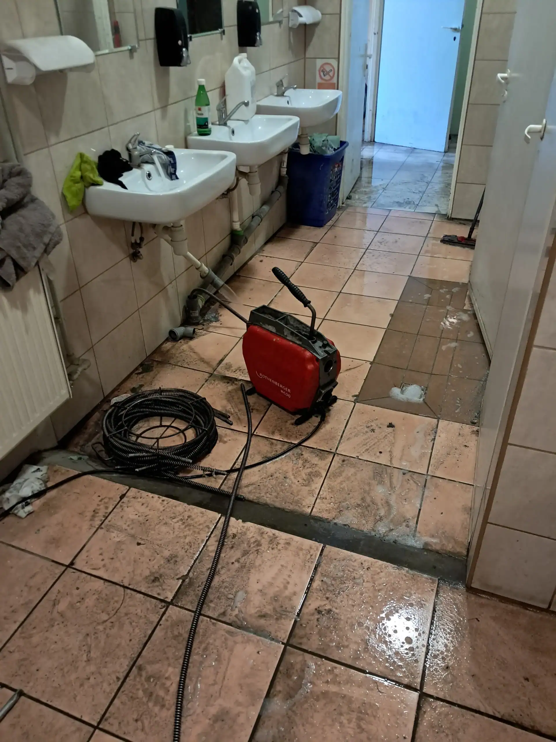 Łódź Polesie, Nowe Sady, ul. Elektronowa – czyszczenie zatoru w pracowniczej łazience spiralą elektryczną