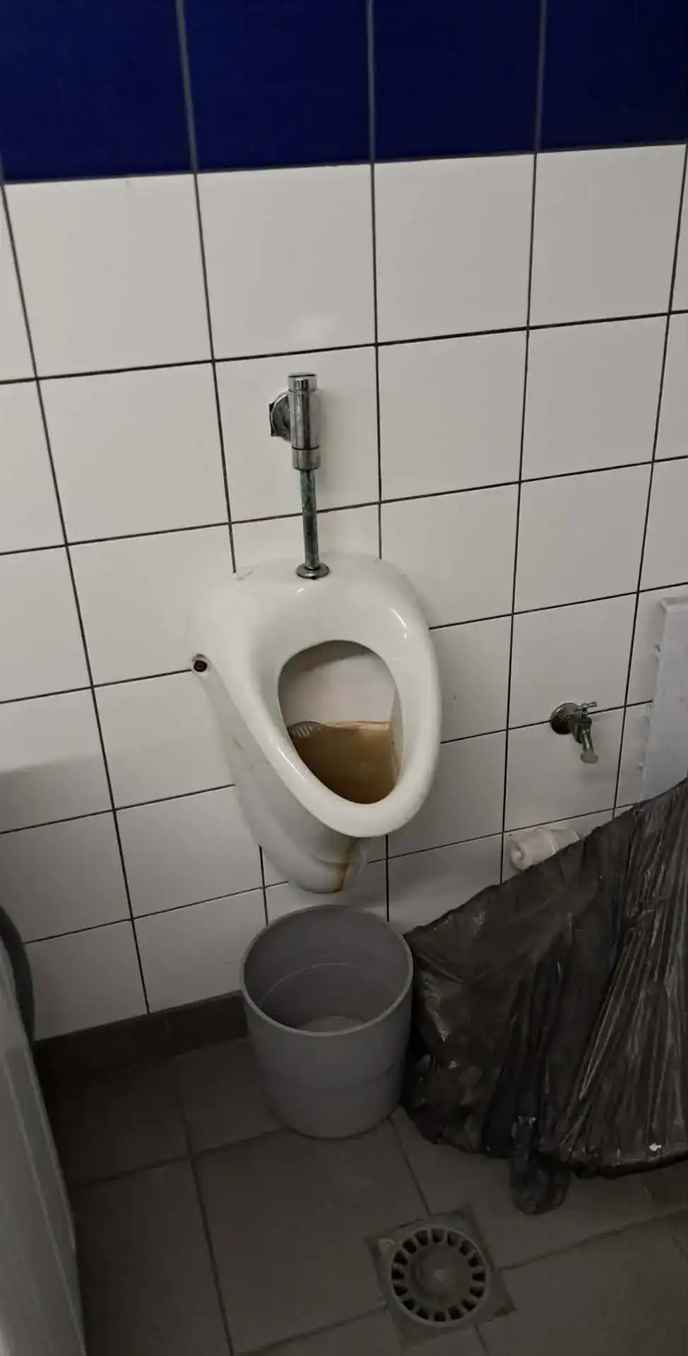 Łódź Bałuty – pisuar zarośnięty kamieniem przed mechanicznym czyszczeniem