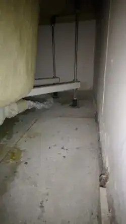 Uszkodzona rura pod brodzikiem
