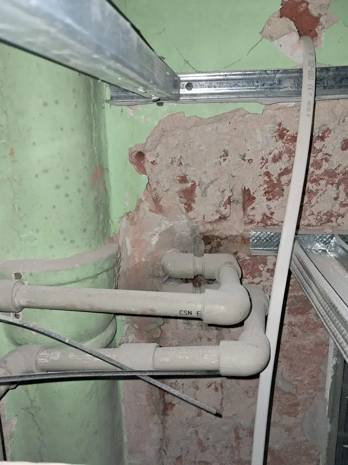 Łódź Wierzbowa – instalacja CO z rur PP ukryta nad sufitem podwieszanym